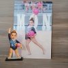Figura personalizada Ploopi Kids de niña con traje de gimnasia rítmica y caja personalizada, hecha en metacrilato impreso y cortado a láser
