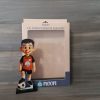 Figura personalizada Ploopi Kids de niño con uniforme de fútbol y caja personalizada, hecha en metacrilato impreso y cortado a láser