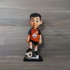 Figura personalizada Ploopi Kids de niño con uniforme de fútbol, hecha en metacrilato impreso y cortado a láser